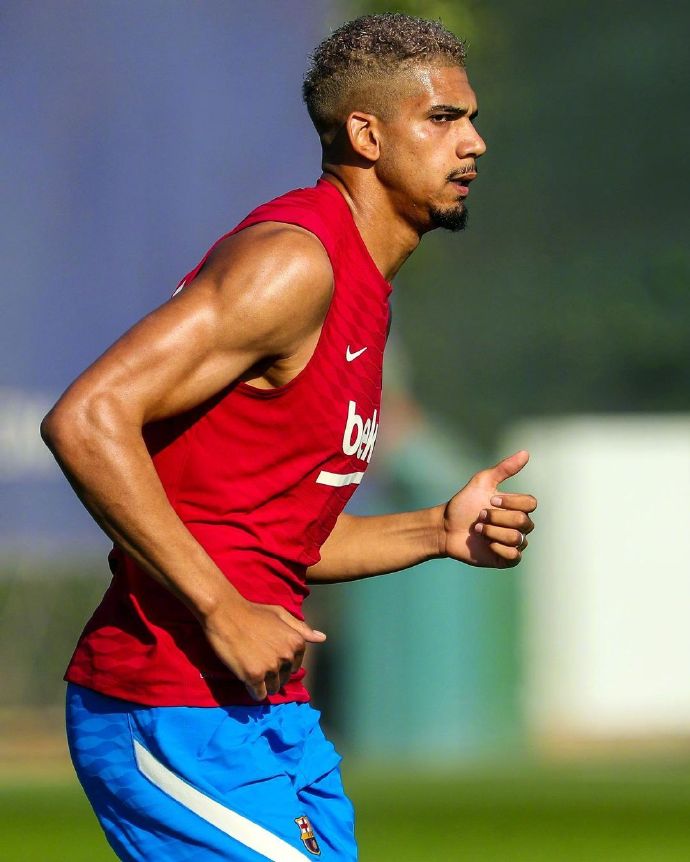 لاعب الأهلي السعودي البرازيلينجم متألق في سماء الدوري السعودي